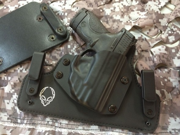 This Cloak Tuck 2.0 model came configured as an IWB but included an OWB panel too (left)